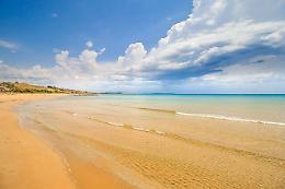 Menfi, bimbo morso da un cane in spiaggia