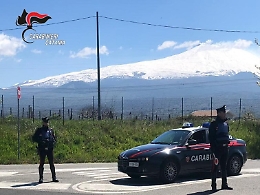 Rubano uno zaino da un'auto in sosta: due arresti