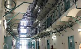 «Facci uscire dalla cella» e al "no" botte all'agente penitenziario