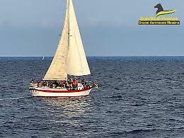 Sulla barca a vela c'erano 69 migranti, il salvataggio al largo di Siracusa