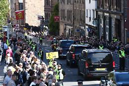 Regina: folla a Edimburgo, a Londra atteso un milione di persone