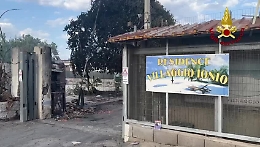 Catania, incendio nell'Oasi del Simeto, disagi anche all'aeroporto