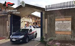 Giovane pusher spaccia droga dal balcone di casa: arrestato