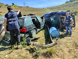 Auto da demolire e rifiuti speciali in terreno a Palagonia: scatta il sequestro