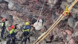 Capretta finisce in un pozzo damuso sull'Etna: salvata dai vigili del fuoco