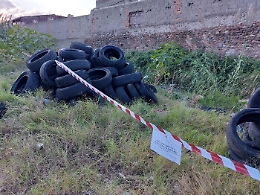 Scarica 226 pneumatici nell’alveo di un torrente a Messina: denunciato