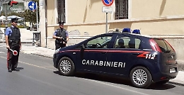 Cocaina e crack sul tavolo davanti ai figli piccoli: arrestato