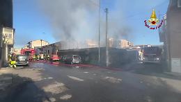 Incendio a Picanello: le operazioni di spegnimento dei vigili del fuoco