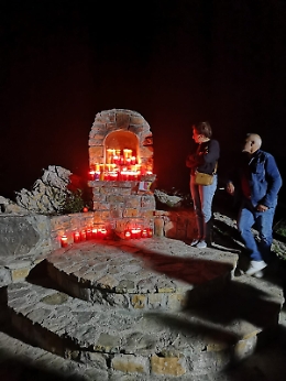 Fiaccolata a Caccamo contro il danneggiamento dell'edicola dedicata a Roberta Siragusa