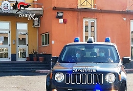 Belpasso, si presenta sotto casa della ex con un coltello (e le danneggia l'auto)