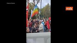 «Fuori l'Italia dalla Nato»: il coro dei manifestanti al corteo per la pace a Roma