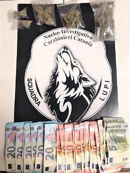 Droga ordinata sul telefonino con consegna “veloce”: pusher arrestato a Picanello