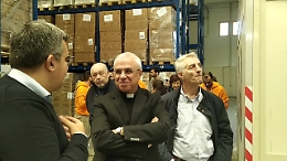 Catania, l'arcivescovo di Catania Luigi Renna visita il magazzino del Banco Alimentare