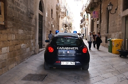 Spara alla compagna e si suicida: ragazza lotta tra vita e morte