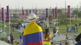 Qatar 2022, migliaia di tifosi in festa fuori dallo stadio Al Bayt di Doha