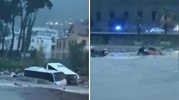 La potenza della frana di Ischia: diverse macchine e due pullman trascinati in mare