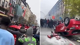 A Bruxelles i tifosi del Marocco assaltano le vie del centro per festeggiare la vittoria contro il Belgio: a fuoco auto e scooter