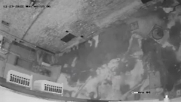 Lucera, butta rifiuti per strada: una donna incastrata dalle telecamere. Il sindaco: «Vergognati»