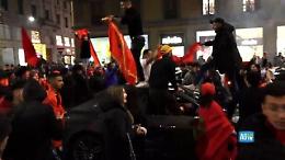 Milano, la comunità marocchina festeggia in strada dopo la vittoria ai Mondiali
