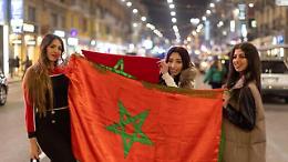 Milano, la comunità marocchina festeggia in strada il passaggio agli ottavi ai Mondiali