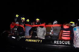 Migranti, altri sbarchi in Sicilia con hotspot di Lampedusa di nuovo colmo