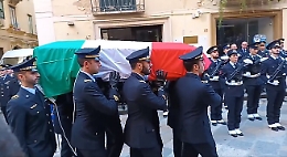 A Trapani i funerali del pilota dell'Eurofighter precipitato, il dolore della madre: «Non mi davano notizie»