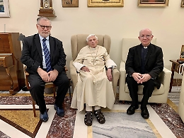 Ratzinger, Papa emerito si aggrava: nelle ultime foto primi segni della malattia