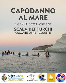 Un tuffo nel mare di Scala dei Turchi per salutare il Capodanno
