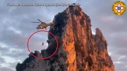 Scalatori bloccati su una parete del Faraglione di Capri: il salvataggio con l'elicottero