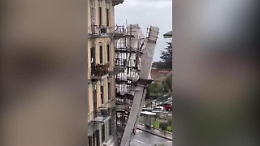Forte vento a Napoli, in un video il crollo di un'impalcatura