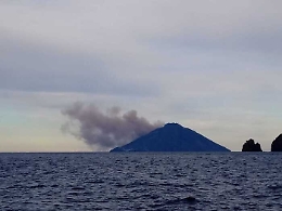 Nuovo trabocco lavico dallo Stromboli: materiale in mare