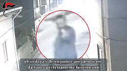 Mascali, le scorribande dei fratelli criminali con le armi in pugno: il video