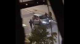 Napoli, il video in diretta del furto dell'auto di passaggio