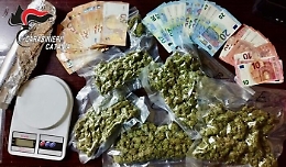 Droga e soldi trovati in casa di un 34enne a Picanello: un arresto