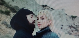 Il duo milanese Coma_Cose gira il video alla Scala dei Turchi di Realmonte