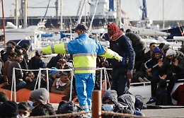 Migranti, in 200 salvati dalla Guardia costiera sbarcano a Pozzallo. Il sindaco: «Guerra alle Ong inutile»