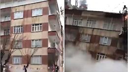 Il crollo degli edifici ore dopo il sisma in Turchia: i video ripresi con gli smartphone