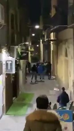 Agrigento, rissa tra giovanissimi: terrore nella strada della movida, il video shock