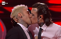 Sanremo, Rosa Chemical  bacia in bocca Fedez: «Questo è il festival dell’amore»