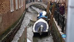 Venezia alle prese con la bassa marea, le immagini dei canali in secca