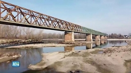 Allarme siccità, preoccupa il Po: le immagini con il drone sopra il ponte della Becca