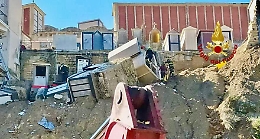 Cimitero di Mineo, recuperate le casse in bilico dopo la frana