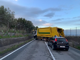 Rubano mezzi della nettezza urbana per rapinare un distributore