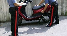 Catania: fermato dai carabinieri, fugge e lascia 5 panetti di hashish nello scooter ma poi si consegna in caserma