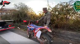 Aggredirono i ciclisti che gli fecero notare i danni delle moto nel Parco dell'Etna, indagati due enduristi
