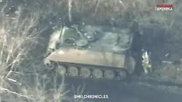 Ucraina, la fuga del carro armato: il soldato resta a piedi e tenta (l'inutile) inseguimento