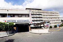 Uno sguardo minaccioso, le coltellate tra ragazzini e la corsa in ospedale: tragedia sfiorata a Messina