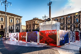 In piazza Duomo i pannelli di "New Liotru" di Salvo Ligama