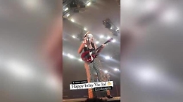 Måneskin, Victoria compie gli anni. Damiano le tira una torta in faccia