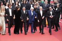 Apre Cannes, bagno di folla per Johnny Depp le roi